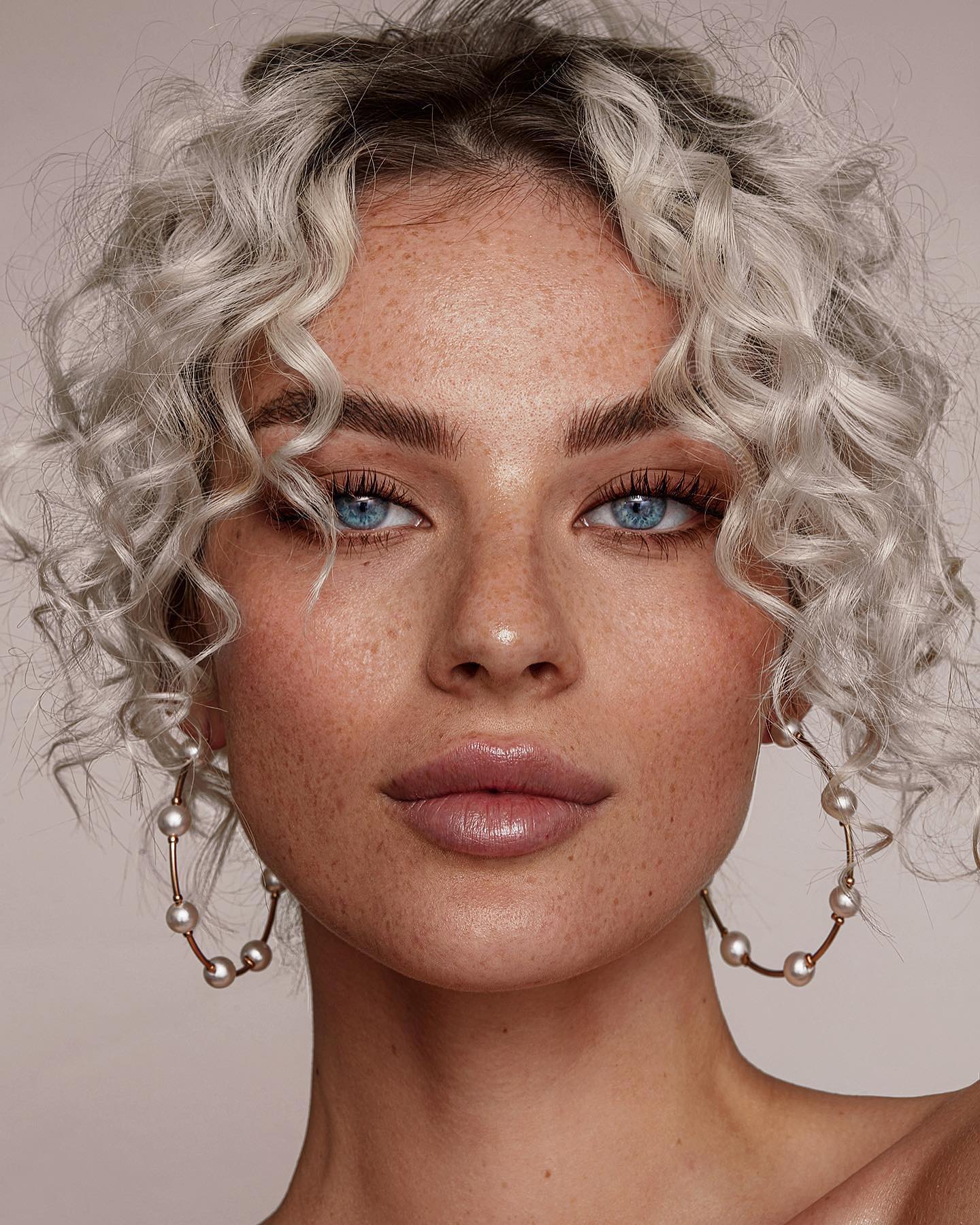 Beauty editorial com sombra azul vibrante