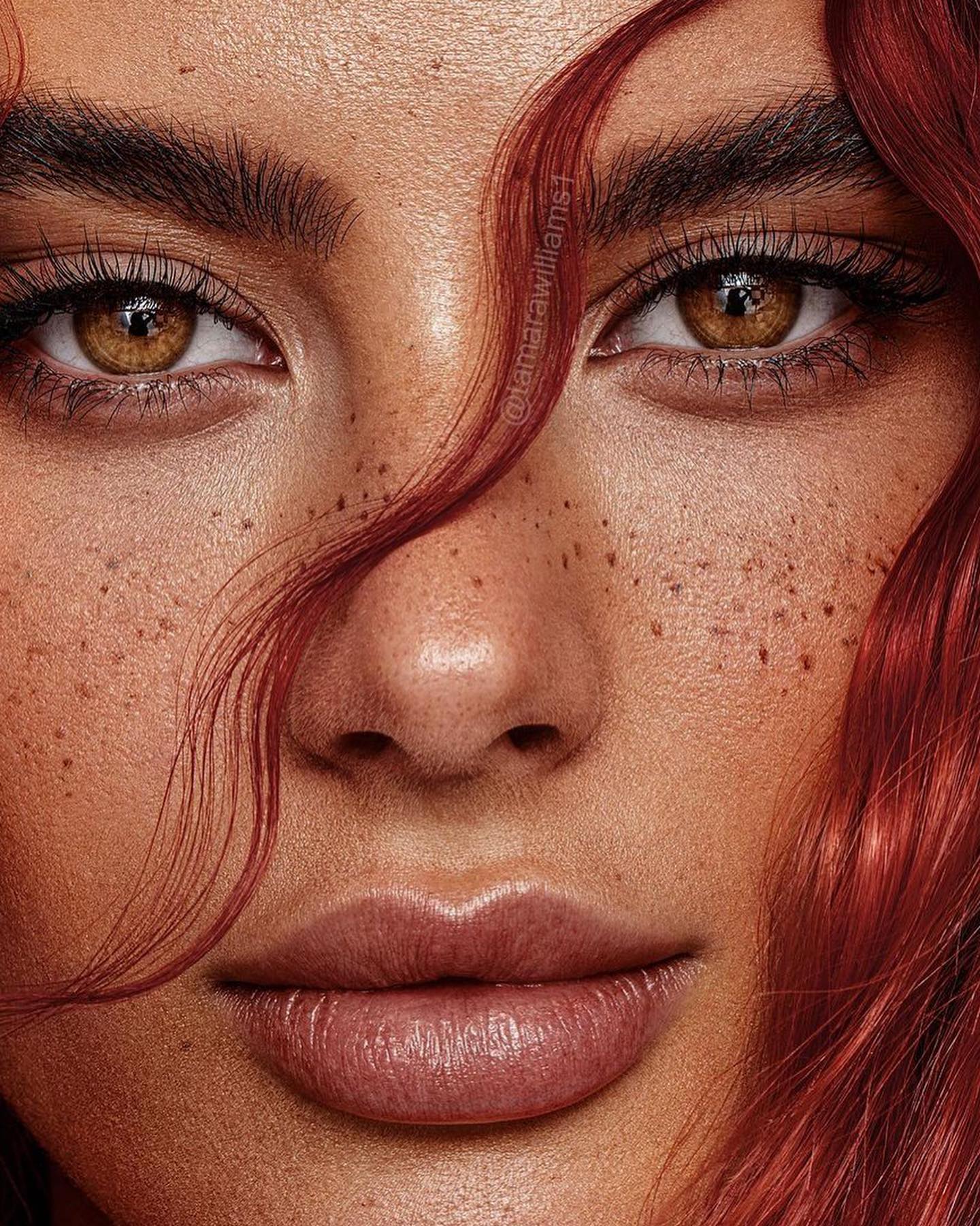 Beauty com delineado dourado e pele luminosa